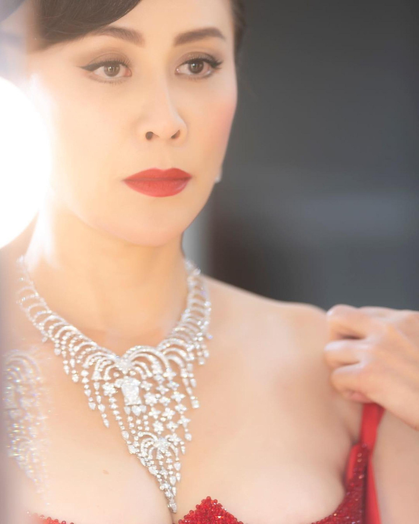 Lưu Gia Linh là quý bà với bộ sưu tập trang sức đắt giá và giỏi đầu tư bất động sản. Lưu Gia Linh là quý bà với bộ sưu tập trang sức đắt giá và giỏi đầu tư bất động sản.