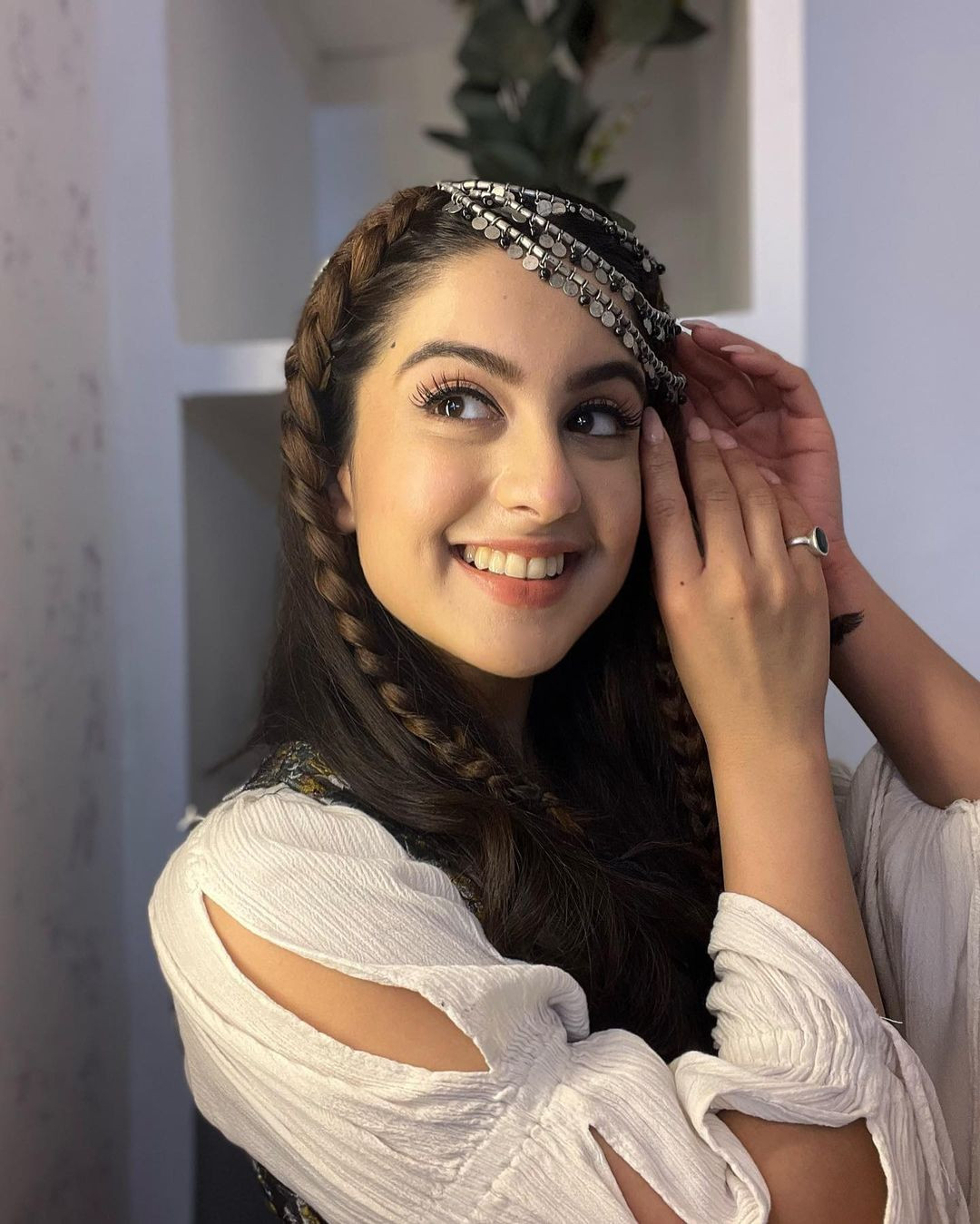 Tunisha Sharma là sao trẻ nổi tiếng tại Ấn Độ. Cô qua đời sau khi tự tử trong phòng hóa trang.