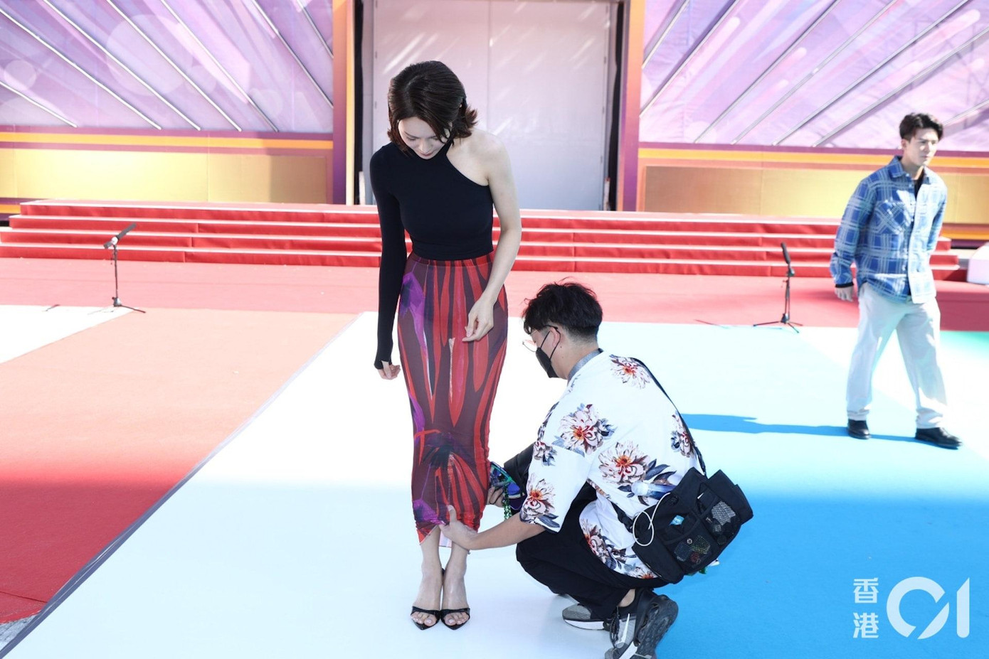 Trong khi đó, phần váy bó liên tục kéo lên cao khiến Trương Hy Văn khó khăn trong quá trình di chuyển. Cô phải nhờ nhân viên hậu trường hỗ trợ kéo váy xuống. Trong khi đó, phần váy bó liên tục kéo lên cao khiến Trương Hy Văn khó khăn trong quá trình di chuyển. Cô phải nhờ nhân viên hậu trường hỗ trợ kéo váy xuống.