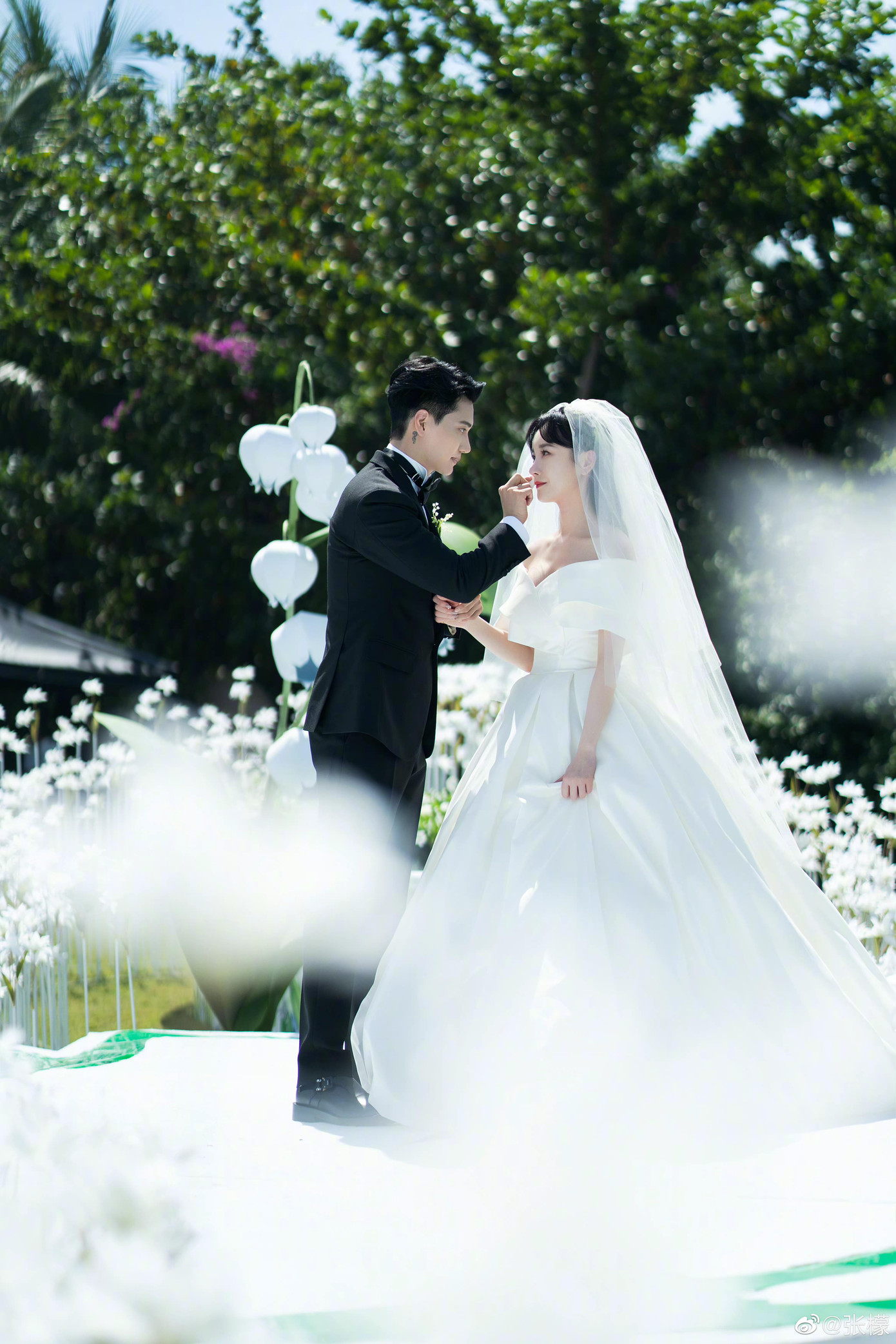 Ngày 20/10, Sina đưa tin nữ diễn viên Trương Mông tổ chức hôn lễ với MC người Hàn Quốc Kim Eun Sung (tên tiếng Trung là Kim Ân Thánh) tại một khu nghỉ dưỡng ở Tam Á, đảo Hải Nam (Trung Quốc). Trước đó, cả hai đã thực hiện các nghi lễ truyền thống trong hỉ phục màu đỏ.