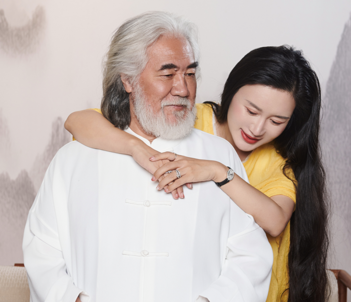 Đạo diễn Trương Kỷ Trung và vợ trẻ Đỗ Tinh Lâm có cuộc hôn nhân ồn ào.