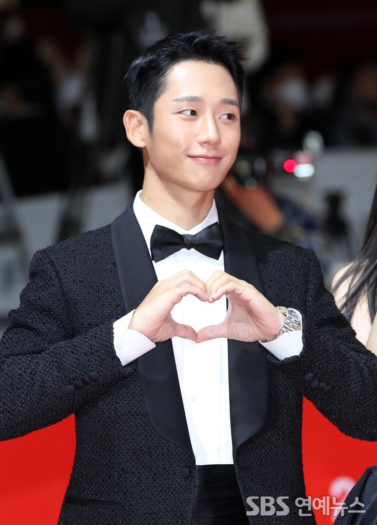 Nam diễn viên Jung Hae In bước lên thảm đỏ cùng ê-kíp phim Connect với nhà sản xuất Misako Saka, đạo diễn Takashi Miike và bạn diễn Hye Jun. Mới đây, Jung Hae In đã giành giải Nam chính xuất sắc với tác phẩm D.P tại Apan Star Award 2022. Jung Hae In đang là ngôi sao trẻ có những bước tiến vững chắc trong sự nghiệp điện ảnh.