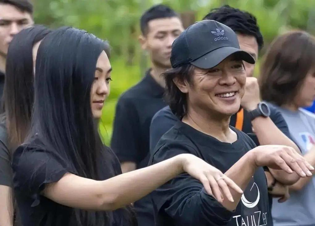 Hình ảnh mới nhất của Lý Liên Kiệt. Nam diễn viên để tóc dài, cười tươi tắn cho thấy sức khỏe hồi phục tốt.