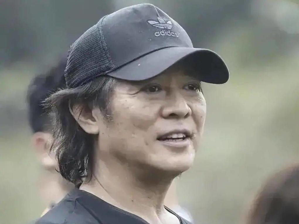 Hình ảnh mới nhất của Lý Liên Kiệt. Nam diễn viên để tóc dài, cười tươi tắn cho thấy sức khỏe hồi phục tốt.