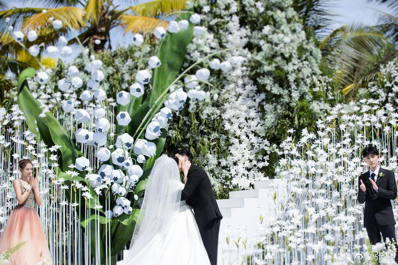 Khách mời nghệ sĩ của Trương Mông là hai diễn viên Tân Hoàn Châu cách cách Trương Duệ và Hải Lục. Trong đó Trương Duệ đóng vai Ngũ a ca, Hải Lục đảm nhiệm vai Hạ Tử Vy. Hai nghệ sĩ đóng vai trò phù dâu, phù rể trong lễ cưới của Trương Mông.