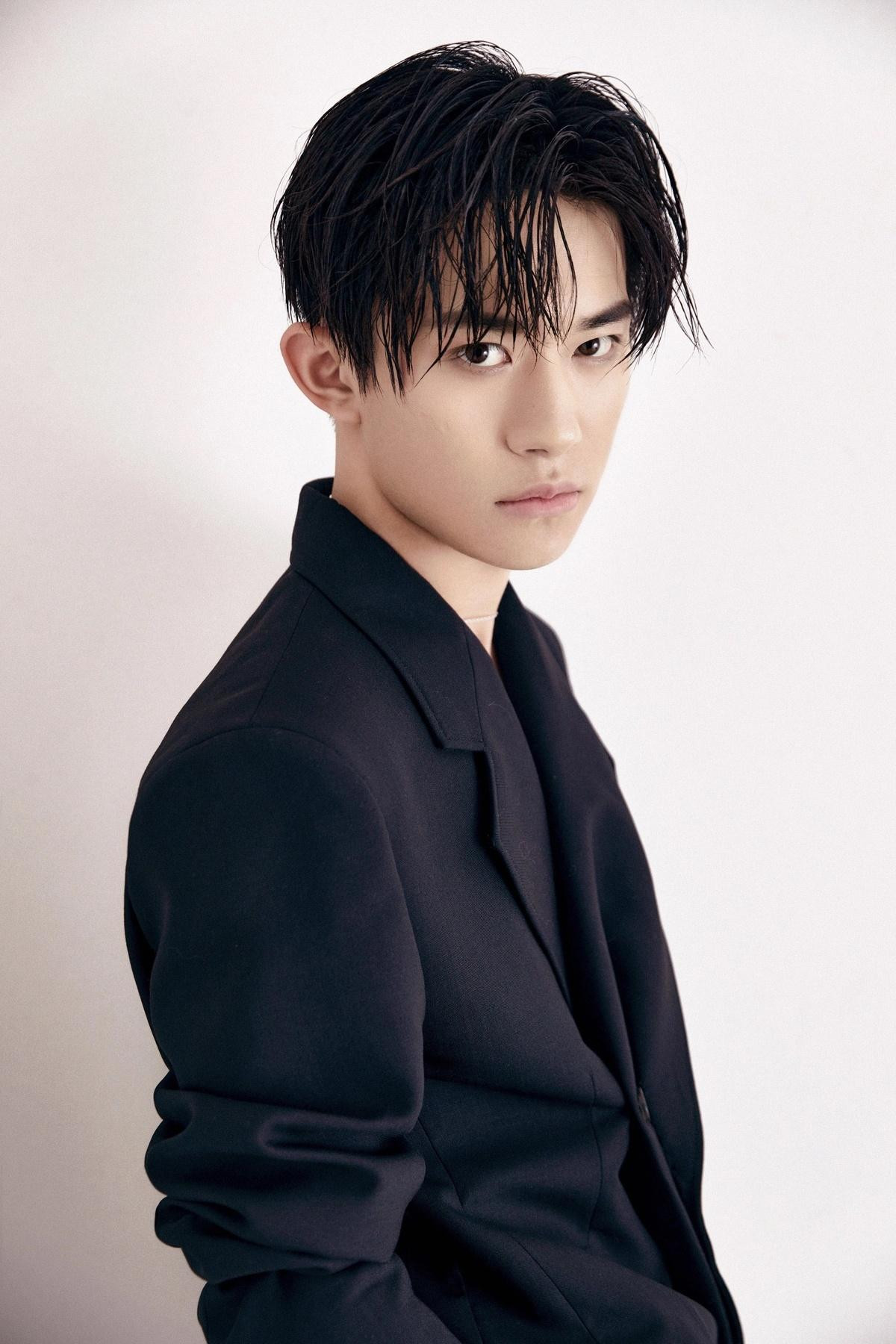 Dịch Dương Thiên Tỉ gây tiếc nuối vì anh chưa từng vướng vào scandal trước sự kiện "đi cửa sau thi biên chế". Dịch Dương Thiên Tỉ gây tiếc nuối vì anh chưa từng vướng vào scandal trước sự kiện "đi cửa sau thi biên chế".