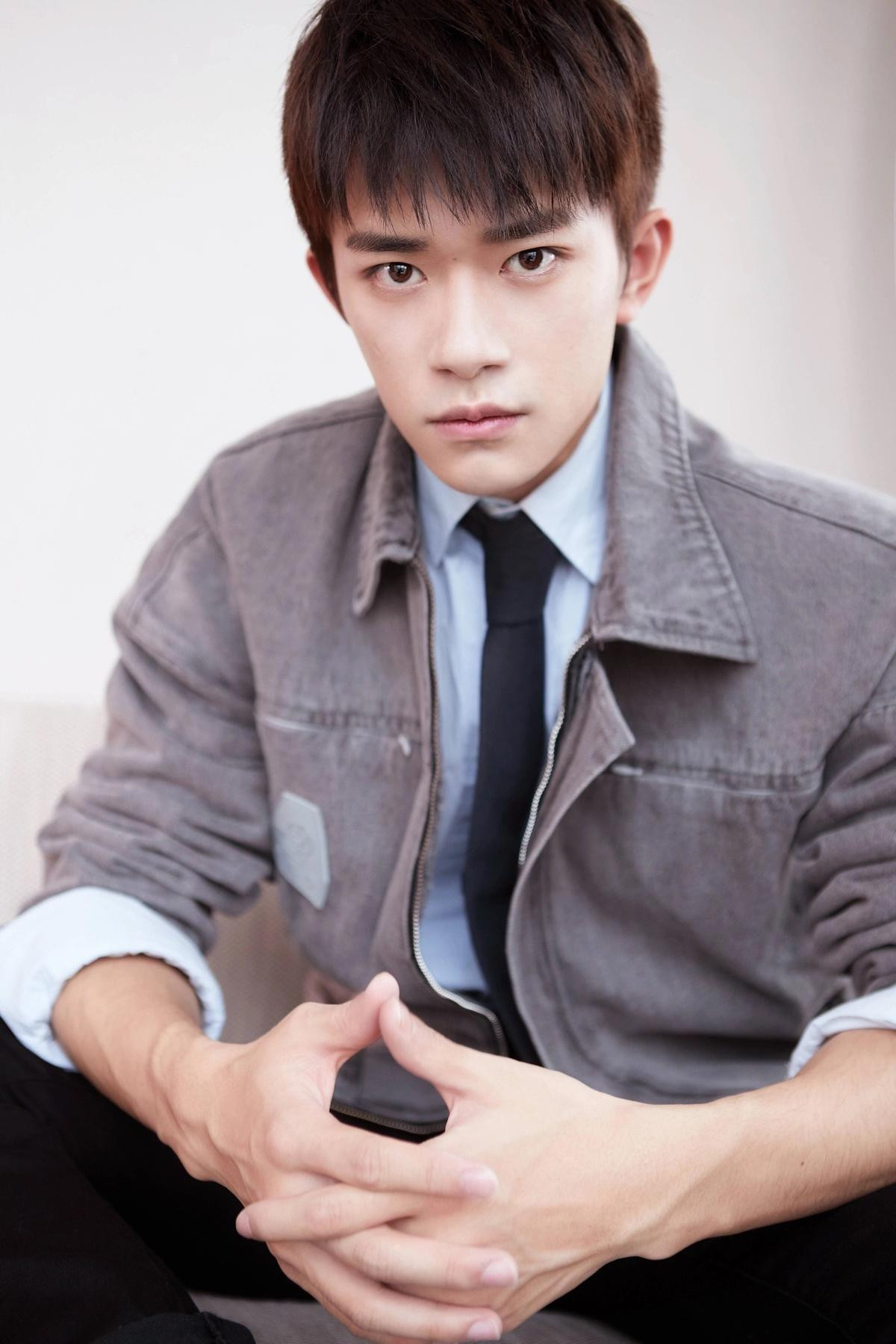 Dịch Dương Thiên Tỉ gây tiếc nuối vì anh chưa từng vướng vào scandal trước sự kiện "đi cửa sau thi biên chế". Dịch Dương Thiên Tỉ gây tiếc nuối vì anh chưa từng vướng vào scandal trước sự kiện "đi cửa sau thi biên chế".