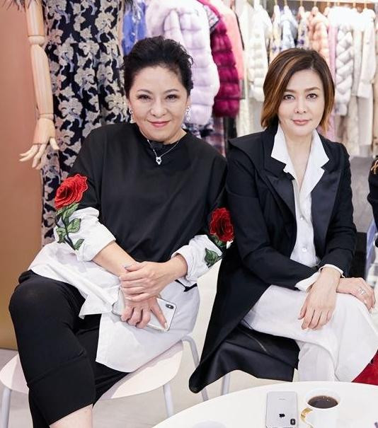 Bà Trần Lam và nữ diễn viên Quan Chi Lâm là bạn bè thân thiết gần 40 năm. Bà Trần Lam và nữ diễn viên Quan Chi Lâm là bạn bè thân thiết gần 40 năm.