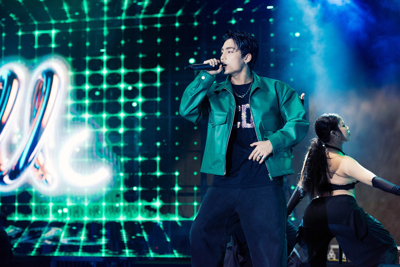 Em trai Sơn Tùng trở thành hiện tượng của năm với bản hit Waiting for you. Em trai Sơn Tùng trở thành hiện tượng của năm với bản hit Waiting for you.