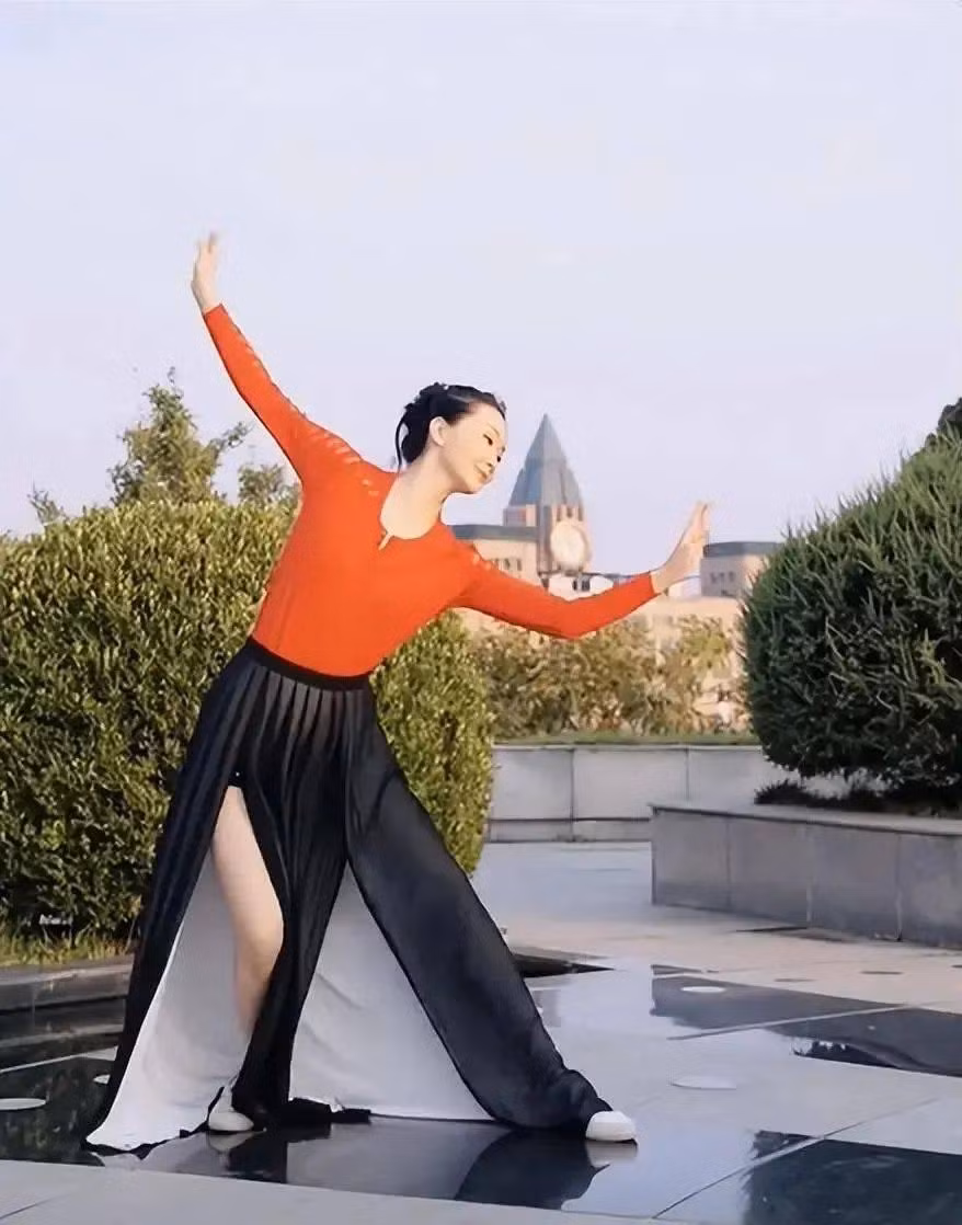 Tòa nhà Vương Phủ Thế Kỷ là biểu tượng cho sự giàu có, cuộc sống quý tộc của vợ chồng Vương Diễm. Tòa nhà Vương Phủ Thế Kỷ là biểu tượng cho sự giàu có, cuộc sống quý tộc của vợ chồng Vương Diễm.