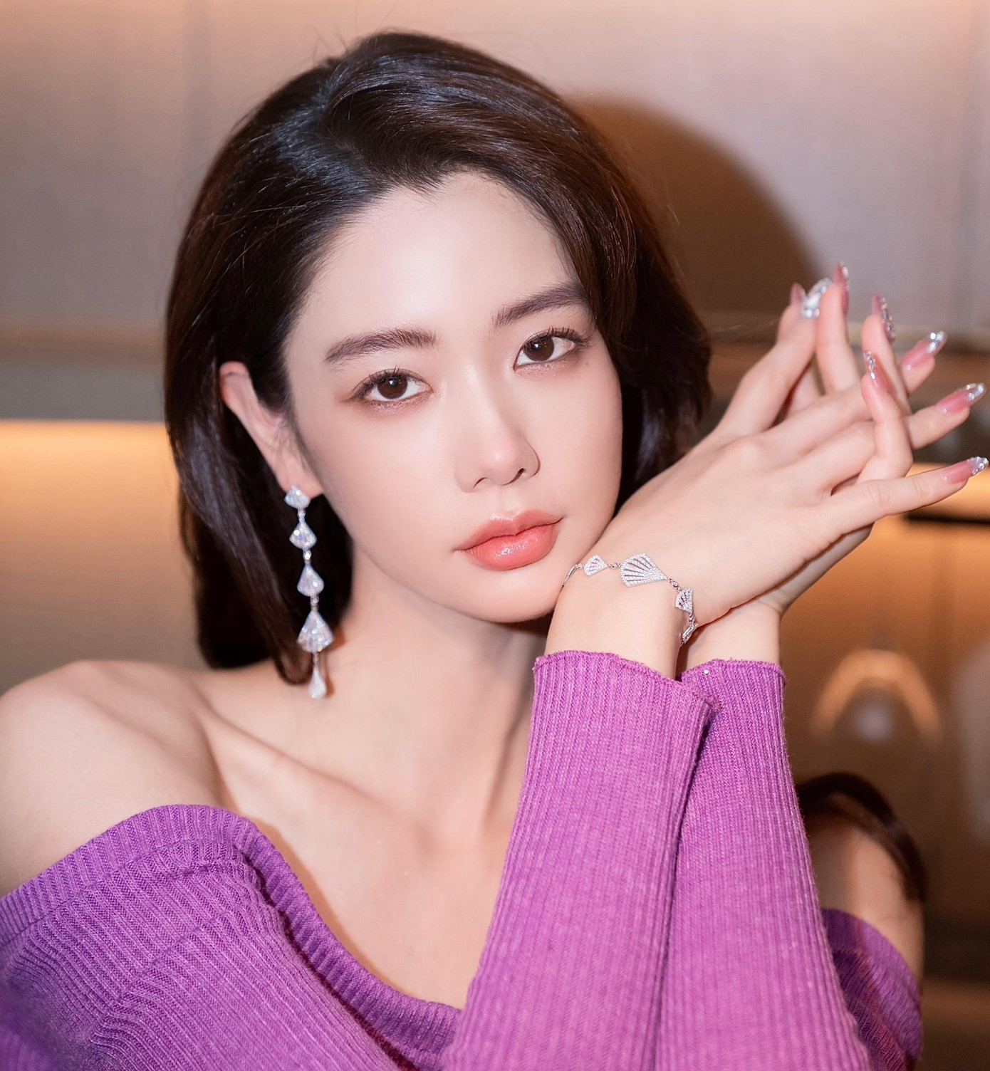 Theo Sohu, người đẹp thường được sắp xếp để thể hiện những vai diễn không có nhiều thời lượng, nhưng tạo hình hở bạo để khoe được ưu điểm hình thể.