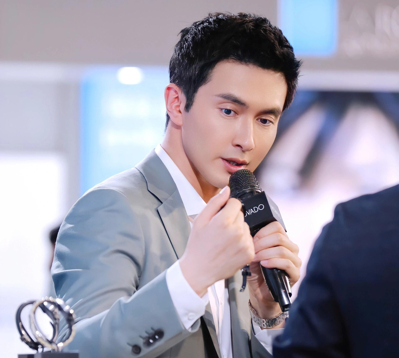 Theo Sina, nhân vật Âu Dương Phong vốn là kẻ độc ác, võ công thượng thừa, có khả năng chế ra các loại thuốc độc không ai giải được, nên bị người trong giang hồ gọi là Lão Độc Vật. Đông Tà Tây Độc bản mới khai thác câu chuyện thời trẻ của Âu Dương Phong, do đó, nhân vật này sẽ có tính cách nửa chính nửa tà. Theo Sina, nhân vật Âu Dương Phong vốn là kẻ độc ác, võ công thượng thừa, có khả năng chế ra các loại thuốc độc không ai giải được, nên bị người trong giang hồ gọi là Lão Độc Vật. Đông Tà Tây Độc bản mới khai thác câu chuyện thời trẻ của Âu Dương Phong, do đó, nhân vật này sẽ có tính cách nửa chính nửa tà.