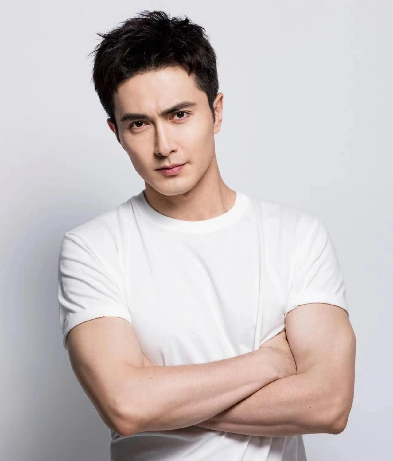 Trong đó, vai nam chính "Tây Độc" Âu Dương Phong được giao cho tài tử Cao Vỹ Quang. Loạt ảnh hậu trường mới của Cao Vỹ Quang được khen ngợi điển trai, có sức hút, có khí chất Tây Vực. Cao Vỹ Quang cao 1,91 m, tạo nên phiên bản Âu Dương Phong phóng khoáng mạnh mẽ, quý phái. Cao Vỹ Quang từng được yêu thích với vai "Đông Hoa đế quân" trong Tam sinh tam thế: Thập lý đào hoa và Chẩm thượng thư. Anh là nghệ sĩ cùng "nhà" với Dương Mịch và Địch Lệ Nhiệt Ba. Trong đó, vai nam chính "Tây Độc" Âu Dương Phong được giao cho tài tử Cao Vỹ Quang. Loạt ảnh hậu trường mới của Cao Vỹ Quang được khen ngợi điển trai, có sức hút, có khí chất Tây Vực. Cao Vỹ Quang cao 1,91 m, tạo nên phiên bản Âu Dương Phong phóng khoáng mạnh mẽ, quý phái. Cao Vỹ Quang từng được yêu thích với vai "Đông Hoa đế quân" trong Tam sinh tam thế: Thập lý đào hoa và Chẩm thượng thư. Anh là nghệ sĩ cùng "nhà" với Dương Mịch và Địch Lệ Nhiệt Ba.