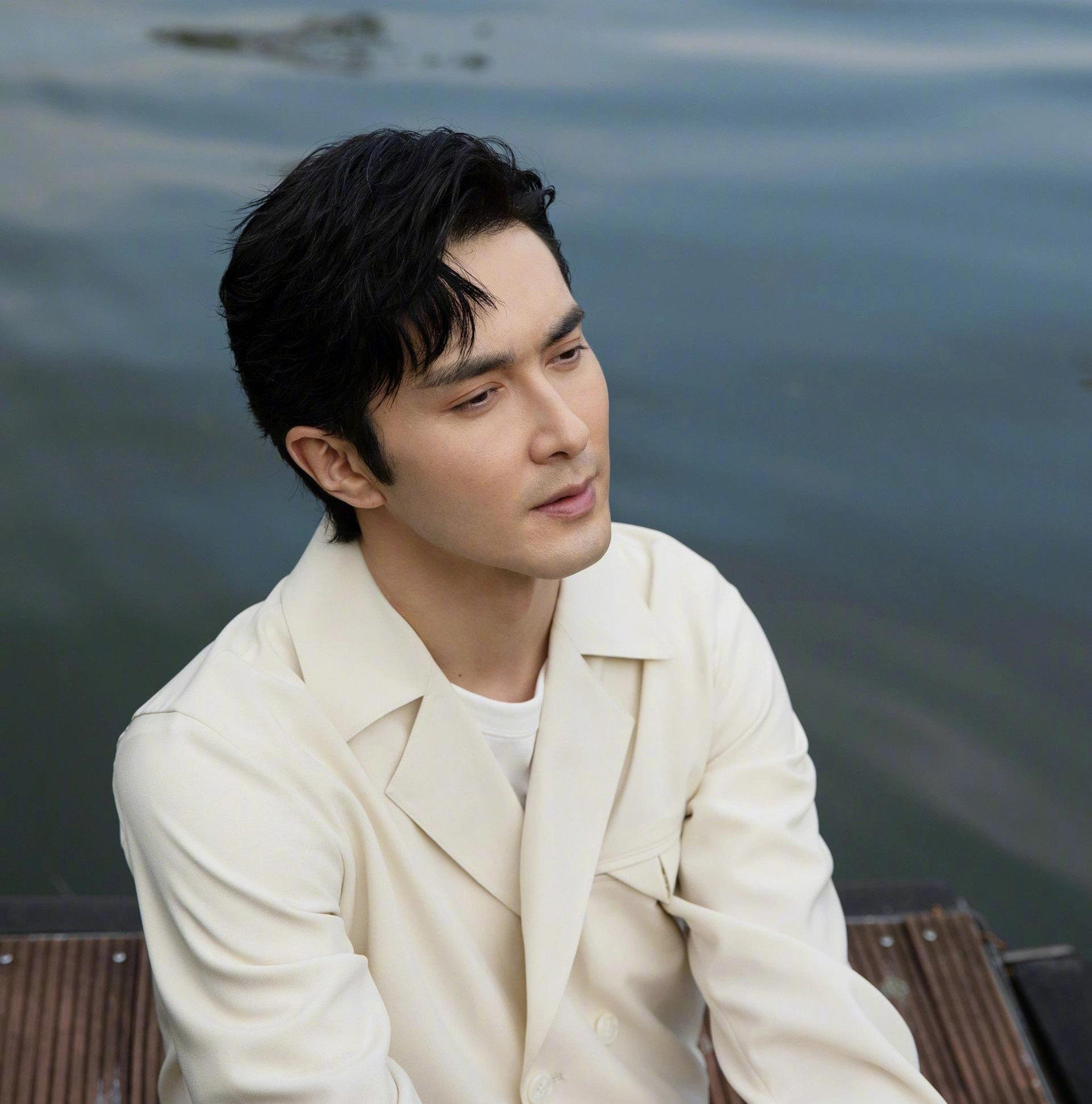 Theo Sina, nhân vật Âu Dương Phong vốn là kẻ độc ác, võ công thượng thừa, có khả năng chế ra các loại thuốc độc không ai giải được, nên bị người trong giang hồ gọi là Lão Độc Vật. Đông Tà Tây Độc bản mới khai thác câu chuyện thời trẻ của Âu Dương Phong, do đó, nhân vật này sẽ có tính cách nửa chính nửa tà. Theo Sina, nhân vật Âu Dương Phong vốn là kẻ độc ác, võ công thượng thừa, có khả năng chế ra các loại thuốc độc không ai giải được, nên bị người trong giang hồ gọi là Lão Độc Vật. Đông Tà Tây Độc bản mới khai thác câu chuyện thời trẻ của Âu Dương Phong, do đó, nhân vật này sẽ có tính cách nửa chính nửa tà.