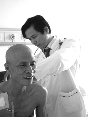 Bác sĩ BV Ung Bướu Hiện Đại Quảng Châu thăm khám cho bệnh nhân. Bác sĩ BV Ung Bướu Hiện Đại Quảng Châu thăm khám cho bệnh nhân