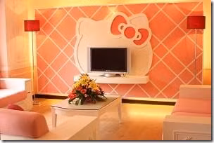Hai ngôi nhà Hello Kitty nằm ngay cạnh nhau chỉ khác nhau màu sơn ngoại thất.