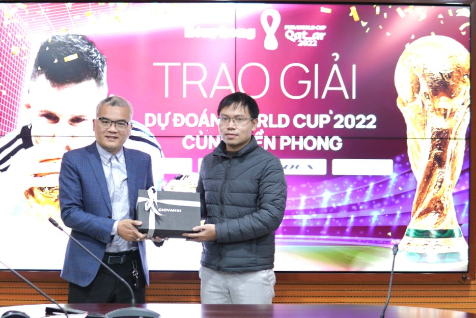 Ông Nguyễn Xuân Nam, Trưởng phòng Quảng cáo báo Tiền Phong, trao thưởng dự đoán chinh xác các trận bán kết cho bạn đọc khu vực Hà Nội