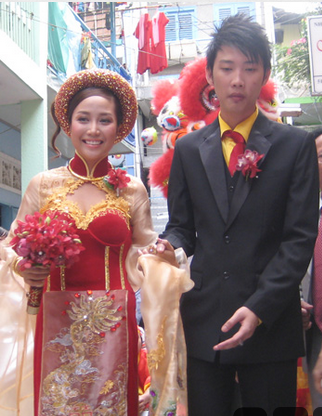 Thanh Vân là một diễn viên, một MC và có cả khả năng ca hát. Chồng cô Minh Trí là một doanh nhân thành đạt. Hai người đã kết thúc mối tình 11 năm bằng một đám cưới tổ chức với kịch bản hoành tráng và sang trọng vào ngày 13/10/2008