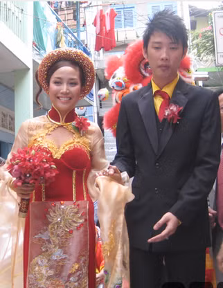 Thanh Vân là một diễn viên, một MC và có cả khả năng ca hát. Chồng cô Minh Trí là một doanh nhân thành đạt. Hai người đã kết thúc mối tình 11 năm bằng một đám cưới tổ chức với kịch bản hoành tráng và sang trọng vào ngày 13/10/2008