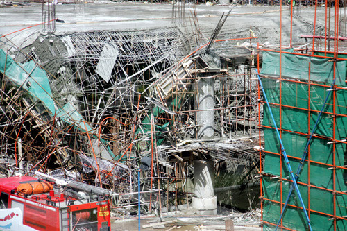 Hiện trường khu vực sàn bê tông bị sập - Ảnh: T.H.V. Hiện trường khu vực sàn bê tông bị sập - Ảnh: T.H.V