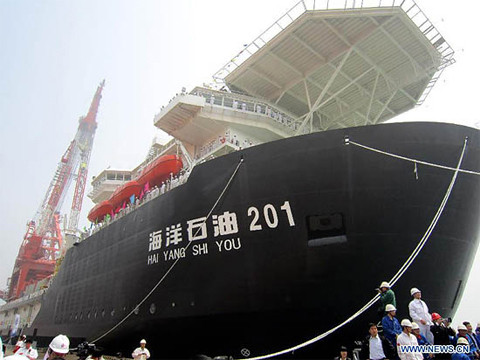 Tàu thăm dò dầu khí khổng lồ của Trung Quốc tại cảng Thanh Đảo, thuộc tỉnh Sơn Đông ở đông bắc Trung Quốc. Ảnh: Xinhua