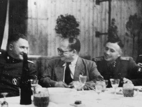 Carl Clauberg (giữa), ảnh chụp năm 1944. Ảnh Bild