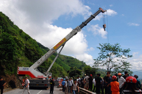 CẬN CẢNH cẩu xe khách gặp nạn khỏi đáy vực sâu ảnh 6