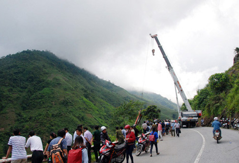 CẬN CẢNH cẩu xe khách gặp nạn khỏi đáy vực sâu ảnh 5