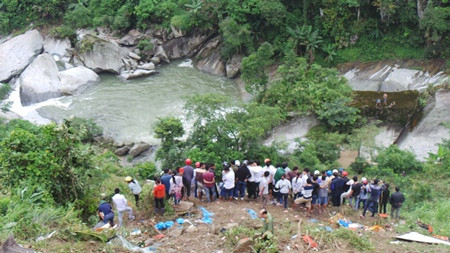 CẬN CẢNH cẩu xe khách gặp nạn khỏi đáy vực sâu ảnh 20