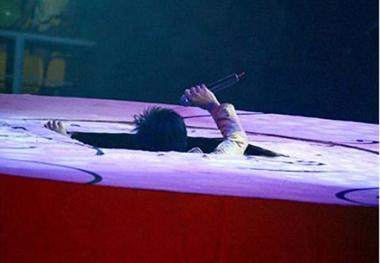 Muôn kiểu tai nạn nguy hiểm rình rập nghệ sĩ trên sân khấu ảnh 2