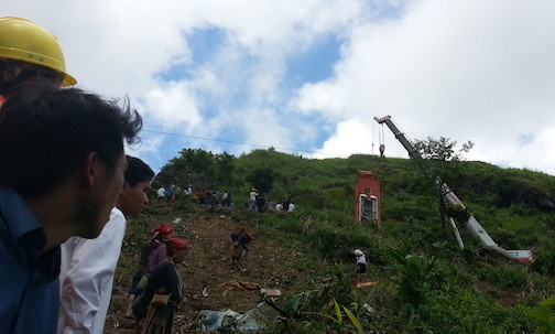 CẬN CẢNH cẩu xe khách gặp nạn khỏi đáy vực sâu ảnh 8