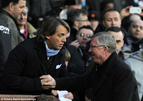 HLV Mancini của Man City bắt tay đồng nghiệp Sir Alex bên phía MU