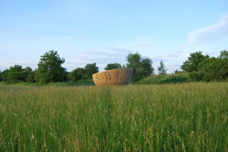 Ngôi nhà tọa lạc giữa bãi cỏ xanh