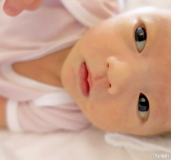 Con gái Hoa hậu Trương Tử Lâm xinh như thiên thần ảnh 2