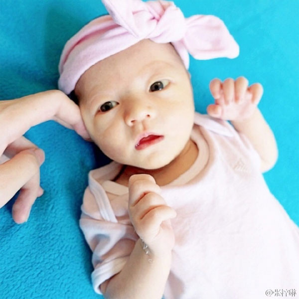 Con gái Hoa hậu Trương Tử Lâm xinh như thiên thần ảnh 4