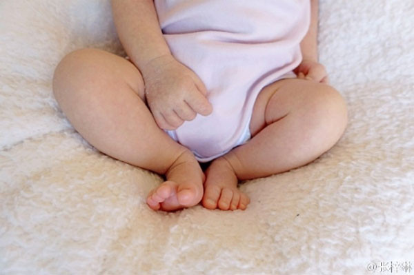 Con gái Hoa hậu Trương Tử Lâm xinh như thiên thần ảnh 3