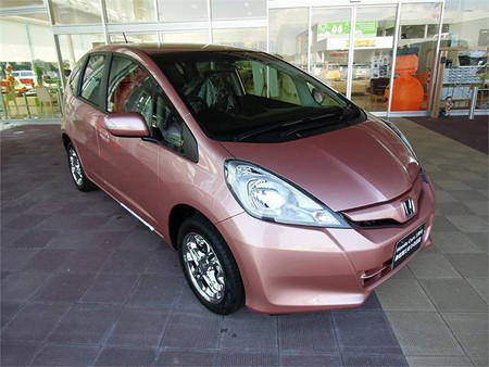 Chiếc xe độc đáo này là một phiên bản đặc biệt của mẫu xe nhỏ Honda Fit với cái tên dành riêng cho chị em 'She’s'