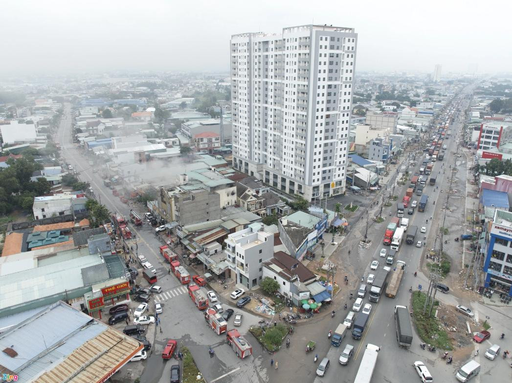 Quán karaoke An Phú nằm giữa khu dân cư đông đúc, nên nếu đám cháy không được xử lý triệt để rất có thể tạo nguy cơ cháy lan sang những nhà lân cận. Ảnh: Zing