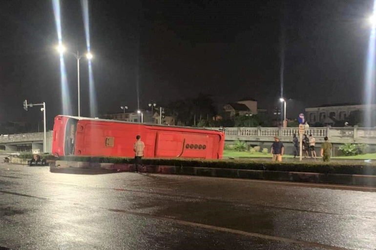 Người dân, lực lượng công an giải cứu các nạn nhân đưa vào bệnh viện cấp cứu (Ảnh: TB).