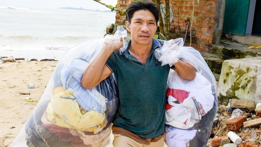 Người dân xã Bình Hải, huyện Bình Sơn, tỉnh Quảng Ngãi sơ tán tránh bão số 4. Ảnh: M.Huy (Zing)