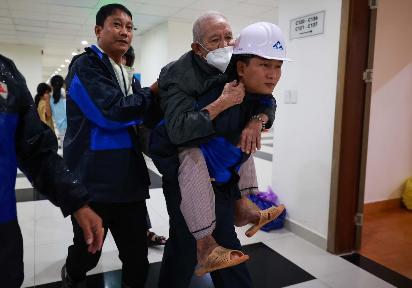 Bão đổ bộ đất liền các tỉnh Thừa Thiên Huế – Quảng Ngãi ảnh 96