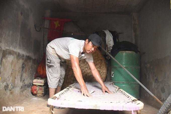 Người dân dọn dẹp, chuẩn bị hầm trú bão khi nhận tin báo bão Noru có khả năng đổ bộ trực tiếp vào Quảng Ngãi (Ảnh: Quốc Triều). Người dân dọn dẹp, chuẩn bị hầm trú bão khi nhận tin báo bão Noru có khả năng đổ bộ trực tiếp vào Quảng Ngãi (Ảnh: Quốc Triều).