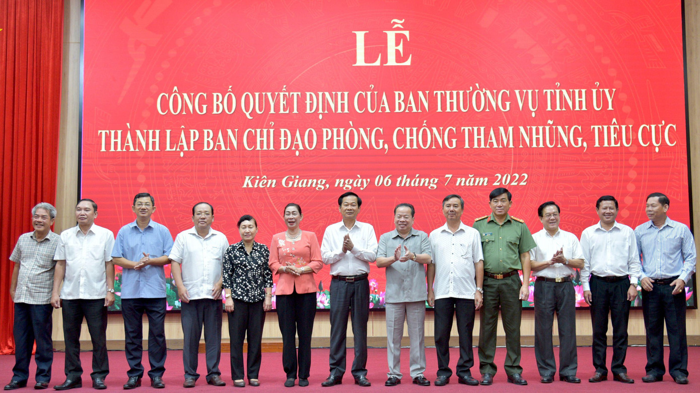 Ban chỉ đạo gồm 15 thành viên (ông Đỗ Thanh Bình đứng thứ 7 từ trái qua) Ban chỉ đạo gồm 15 thành viên (ông Đỗ Thanh Bình đứng thứ 7 từ trái qua)