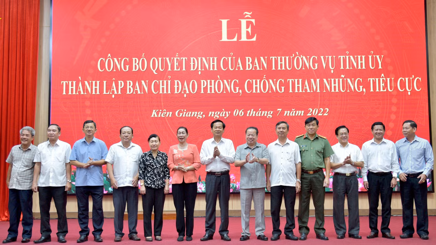 Ban chỉ đạo gồm 15 thành viên (ông Đỗ Thanh Bình đứng thứ 7 từ trái qua)