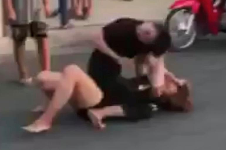 Hai cô gái đánh nhau trên đường (Ảnh cắt từ clip).