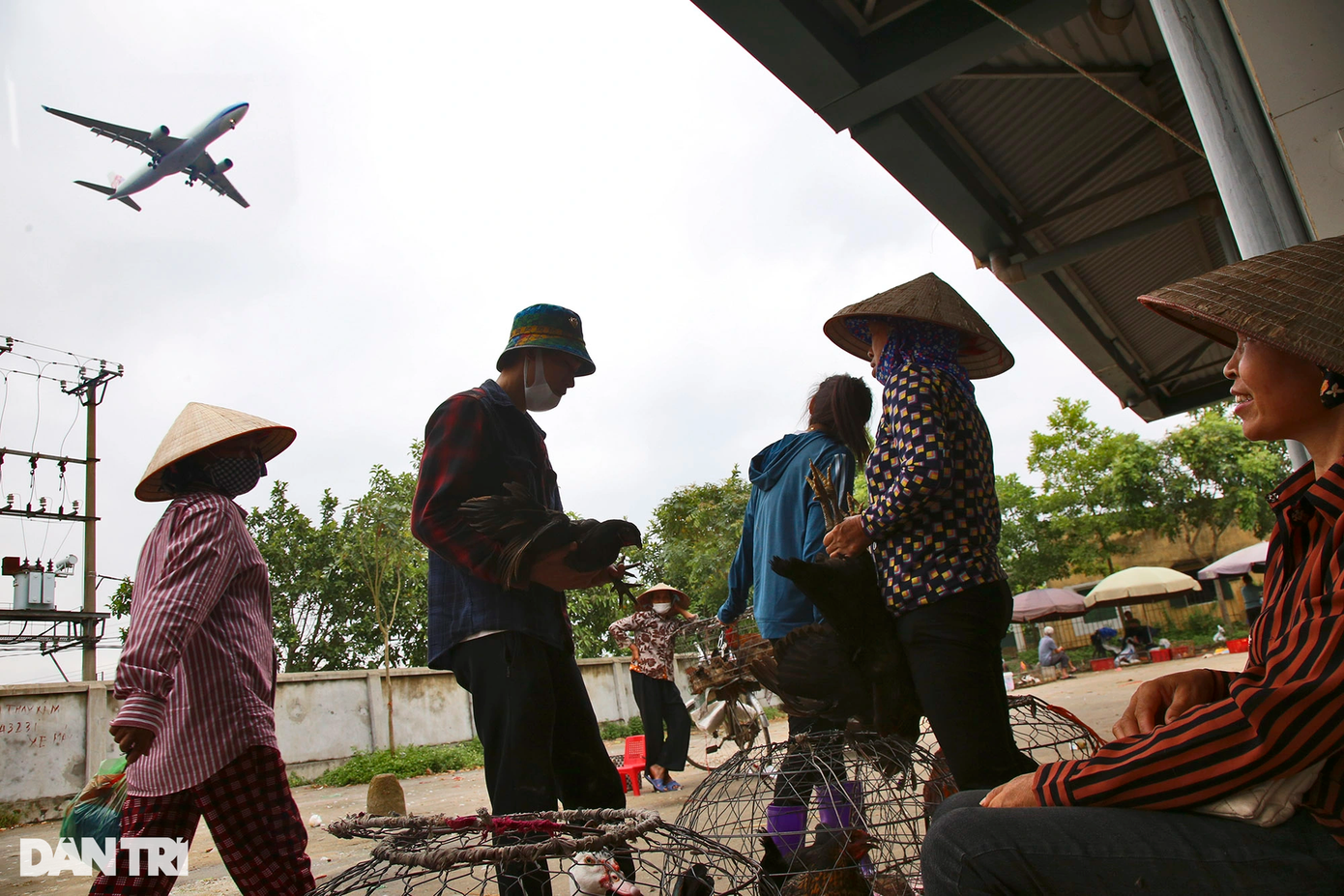 Vị trí khu chợ khá đặc biệt, nằm gần như thẳng trục hạ cánh máy bay thuộc Cảng hàng không Quốc tế Nội Bài, cách đó khoảng 3km đường chim bay. Tất cả các máy bay hạ cánh xuống đường băng đều đi qua chợ, lúc này độ cao hạ xuống rất thấp.