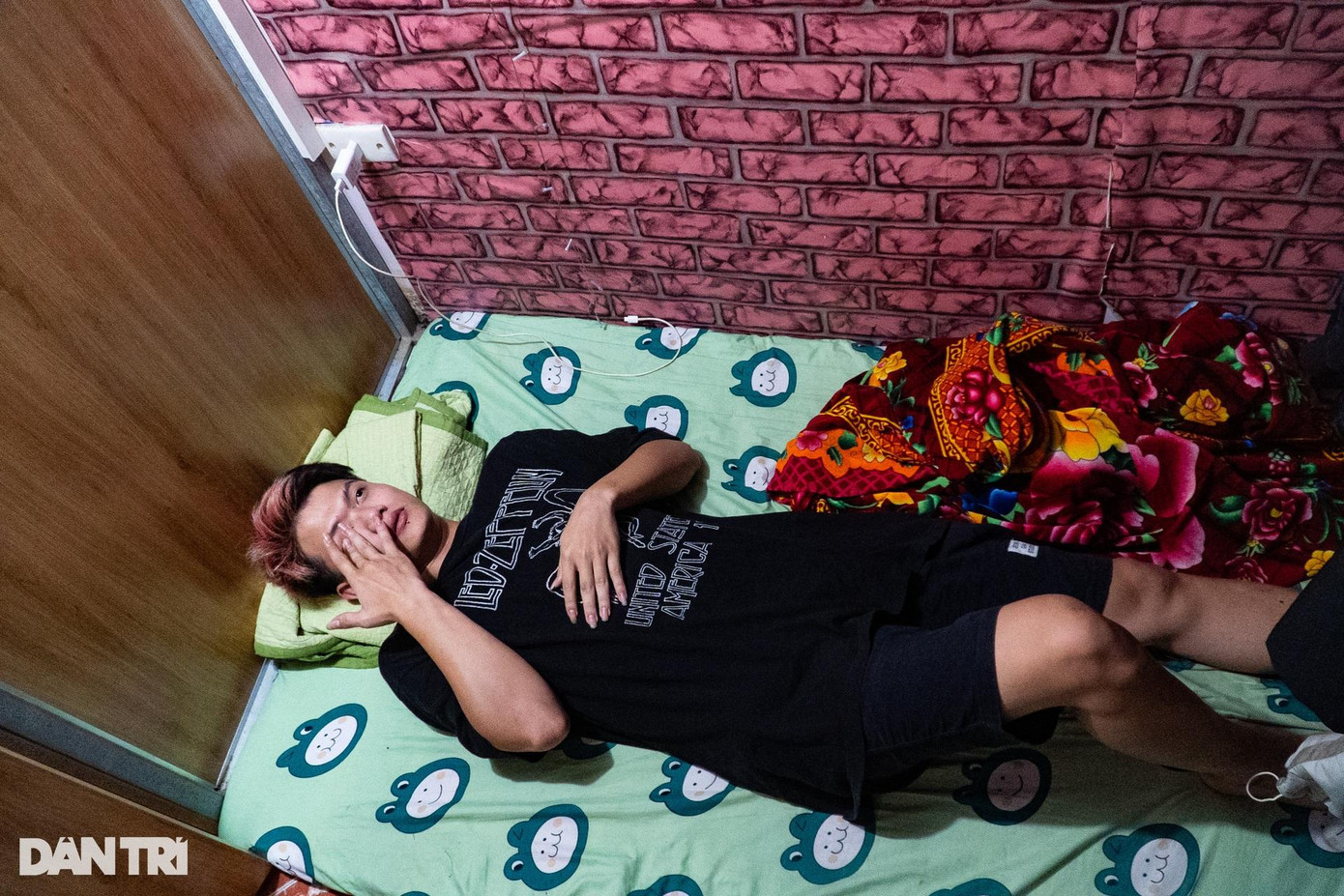 Phúc làm nhiều nghề, có ngày 3 ca: Sáng cắt tóc, tối pha chế cà phê, đêm "lên" bar nên chỉ cần "một chỗ để ngủ", với tiêu chí sống đơn giản. Cao gần 1m7, anh nói vẫn có thể thoải mái duỗi thẳng chân mỗi khi ngủ. Trong căn phòng đơn sơ, Phúc đặt một chiếc nệm mỏng, gối, chăn, thêm vài thiết bị điện, cất gọn hành lý ở kệ sắt cuối phòng. Anh không có nhu cầu một số sử dụng dịch vụ chung như máy giặt hay nhà bếp, chủ yếu ăn ngoài.