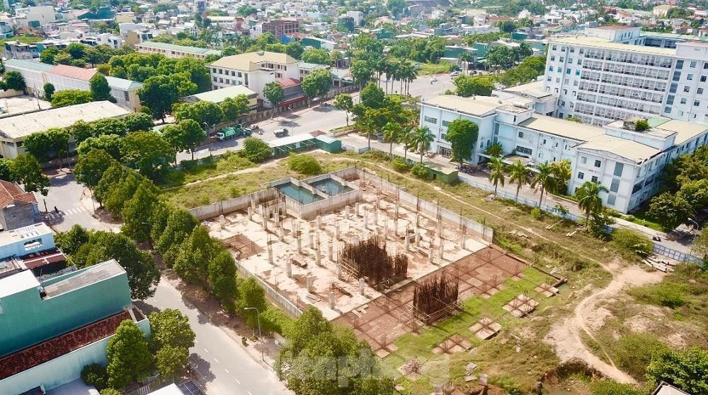 Sau hơn 6 năm khởi công xây dựng, dự án Khu dịch vụ chất lượng cao - Bệnh viện đa khoa (BVĐK) tỉnh Quảng Ngãi với vốn đầu tư gần 50 triệu đô (1.100 tỉ đồng) vẫn chỉ là bãi cọc bê tông nham nhở. Sau hơn 6 năm khởi công xây dựng, dự án Khu dịch vụ chất lượng cao - Bệnh viện đa khoa (BVĐK) tỉnh Quảng Ngãi với vốn đầu tư gần 50 triệu đô (1.100 tỉ đồng) vẫn chỉ là bãi cọc bê tông nham nhở.