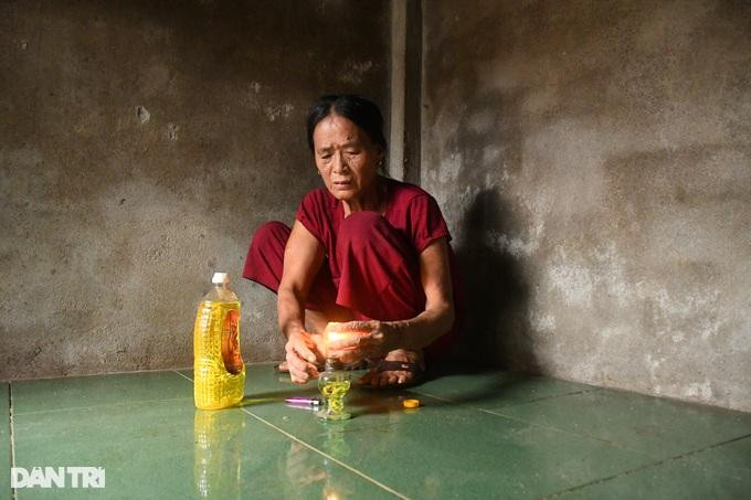 Đèn dầu là vật dụng không thể thiếu trong những căn hầm trú bão của người dân huyện Bình Sơn (Ảnh: Quốc Triều). Đèn dầu là vật dụng không thể thiếu trong những căn hầm trú bão của người dân huyện Bình Sơn (Ảnh: Quốc Triều).