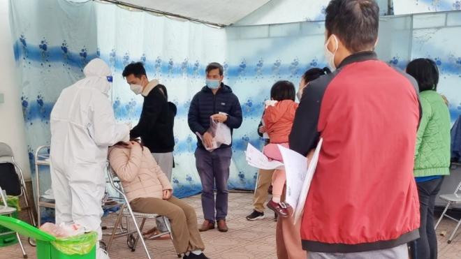 Vào hồi tháng 1, nhiều phường, xã của Hà Nội yêu cầu người dân đến trạm y tế để trực tiếp xét nghiệm và lấy giấy chứng nhận F0. Ảnh: Mỹ Hà.